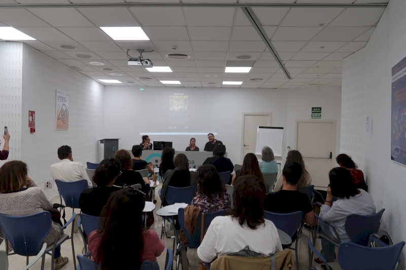 En la fotografía se puede ver una sala llena de personas que asistieron a la proyección del documental La Fiebre del Oro. Actividad realizada en les Illes Balears