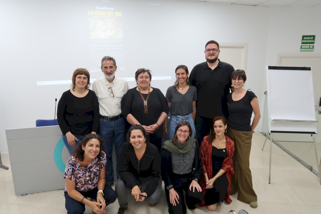 Grupo de personas que participaron en la presentación del documental La Fiebre del Oro